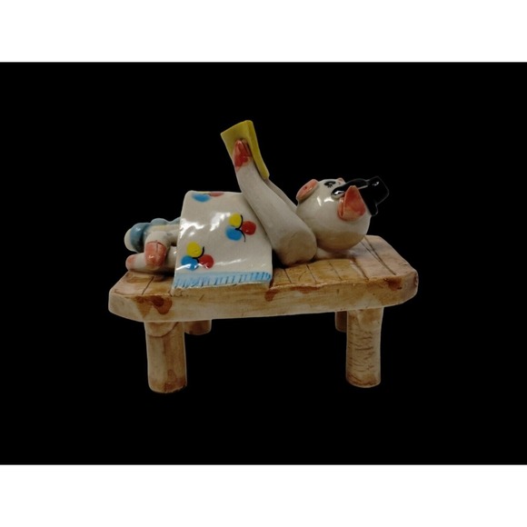 Clay‎ Pig Wearing Hat Sunbathing Folk Art Life Preserver Book Towel Handmade - Picture 1 of 15